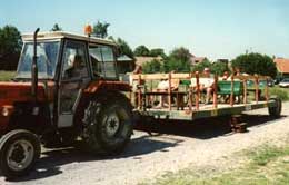Balade en tracteur sous un beau ciel bleu ...