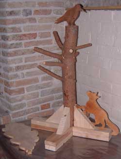 Corbeau en noyer, renard en aulne, porte-manteau en épicéa