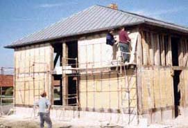 En 1998, un 1er stage avait permis au public int�ress� de s'initier � la pose de torchis, mat�riau sain et facilement mis en �uvre